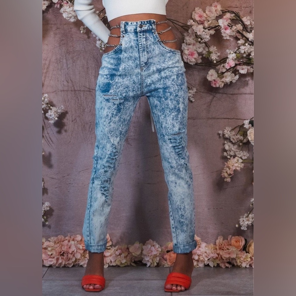 Free Agent Sexy Jeans. Jeans feature chains on the sides. High waisted. Size S